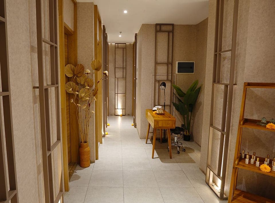 Couples treatment rooms, aromatherapy, hot stone massages, body scrubs