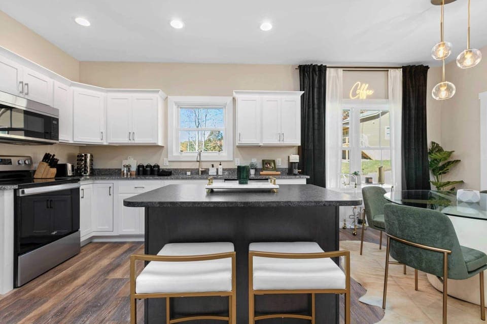 House (3 Bedrooms) | Private kitchen | Fridge, microwave, oven, stovetop