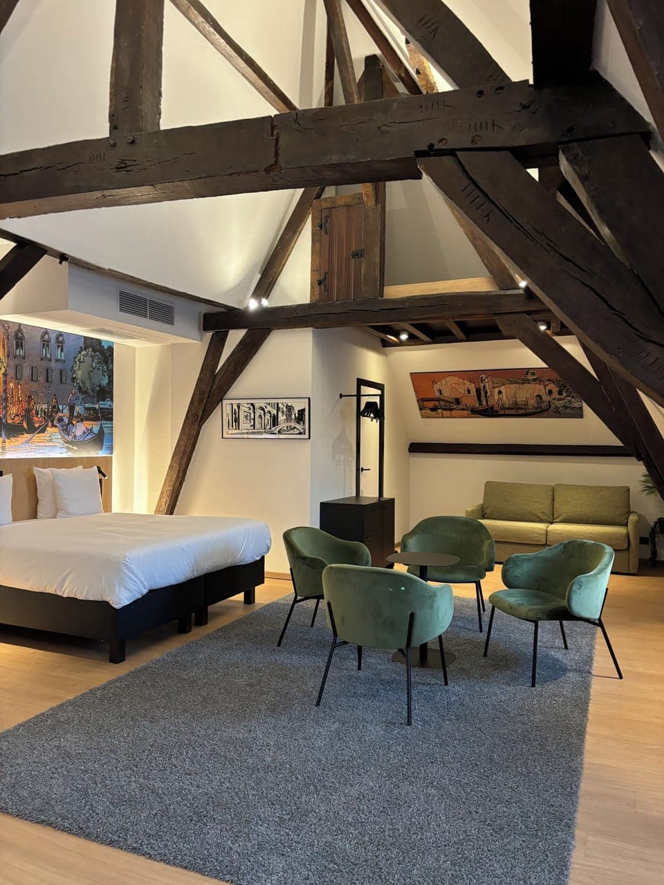 Suite | In-room safe, desk, blackout drapes, soundproofing