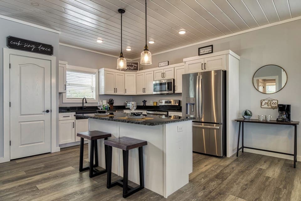 Cabin with a Lake View near Sevierville "Lake View Therapy" - Kitchen island and fully furnished kitchen