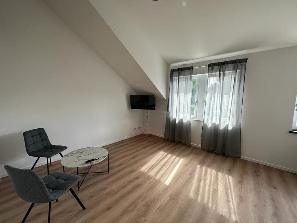 40-inch Smart TV with cable channels, heated floors