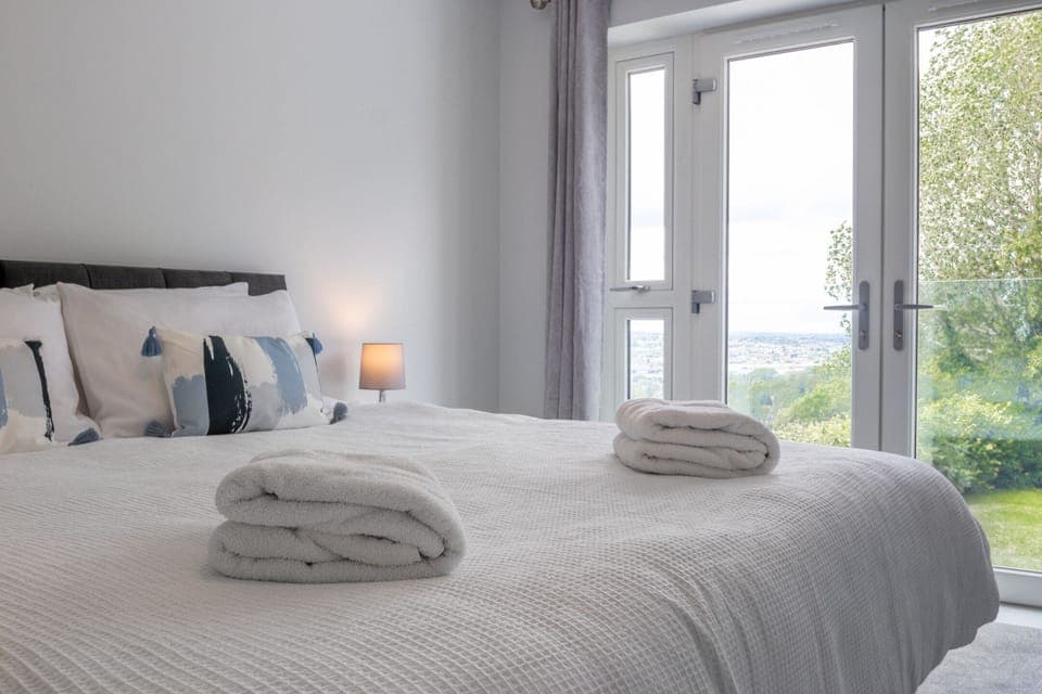 House | 5 bedrooms, iron/ironing board, free WiFi, bed sheets