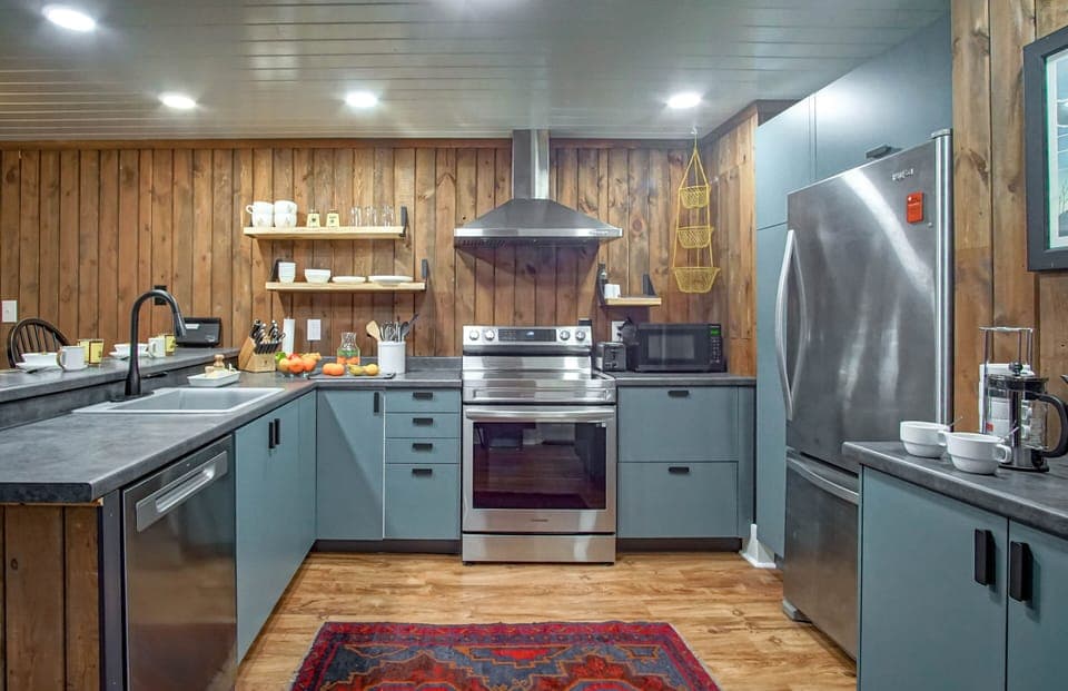 Full kitchen