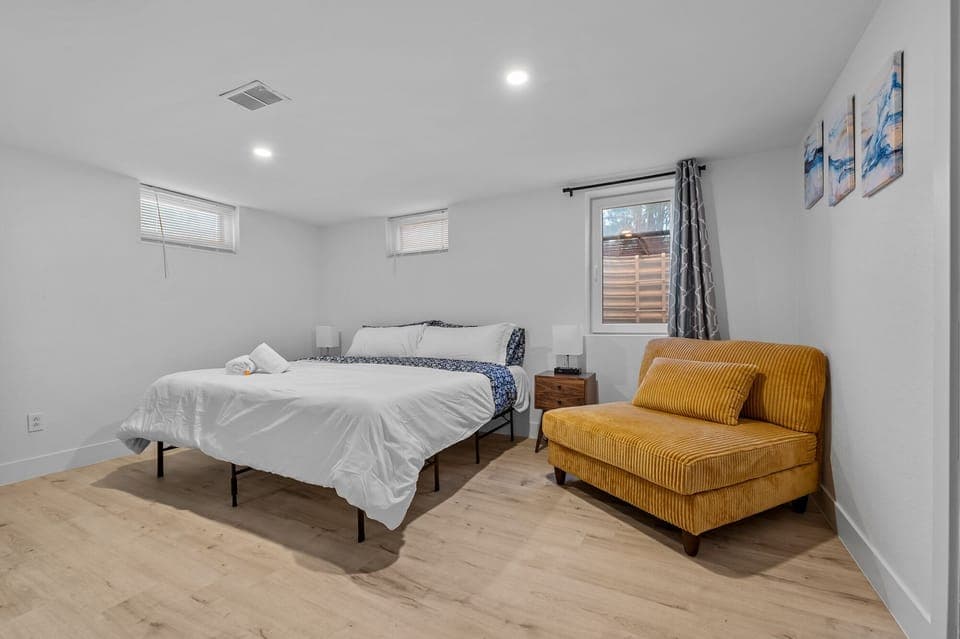 Bed Configuration:
Main Bedroom - Queen
2nd Bedroom - King
3rd Bedroom - Two Queen
4th Bedroom - King (Basement)
5th Bedroom - Queen (Basement)
6th Bedroom - King and Sofa Bed (Basement)
Main Living Room - Sofa Bed