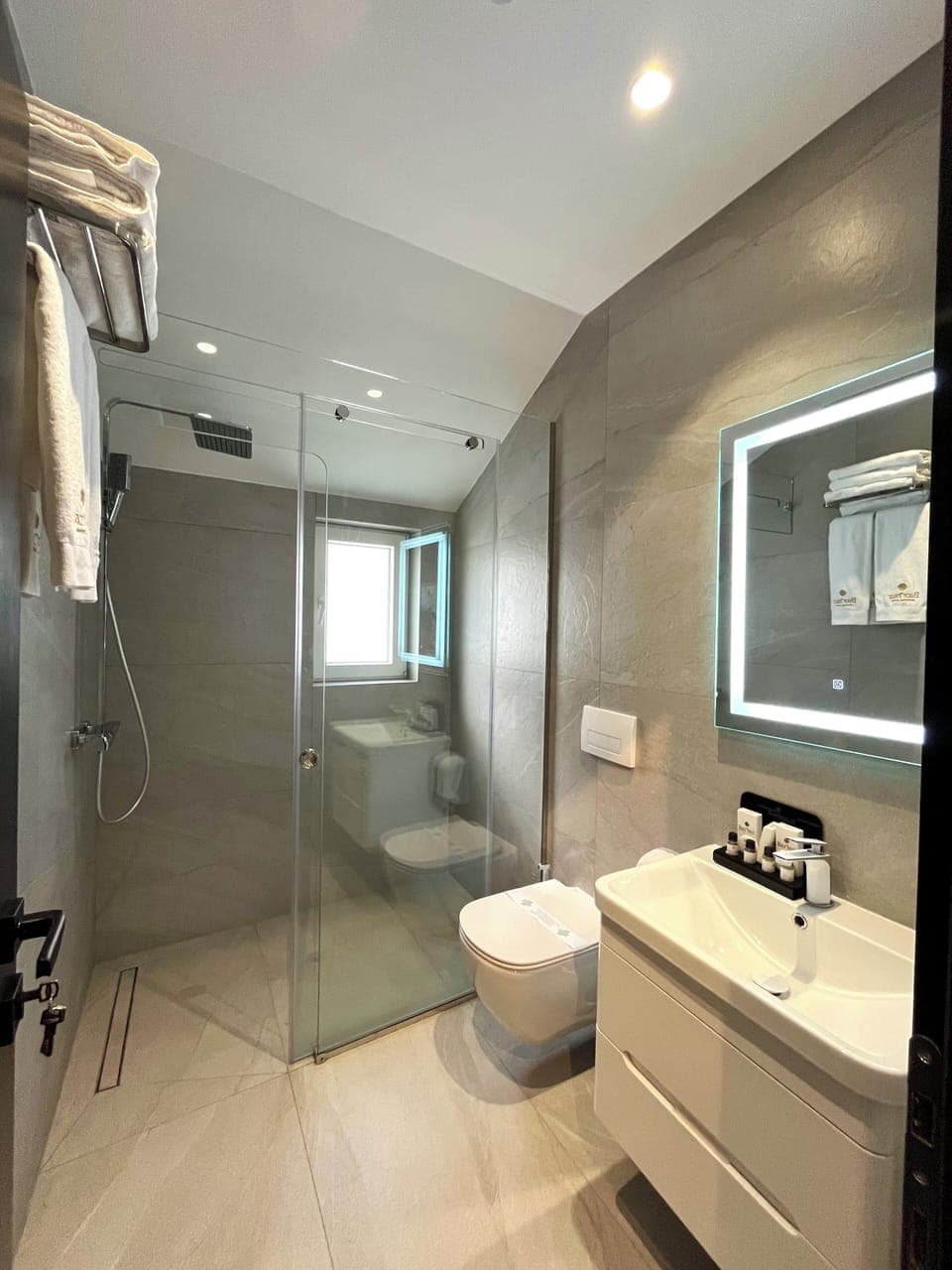 Triple Room | Bathroom | Separate tub and shower, free toiletries, slippers, towels