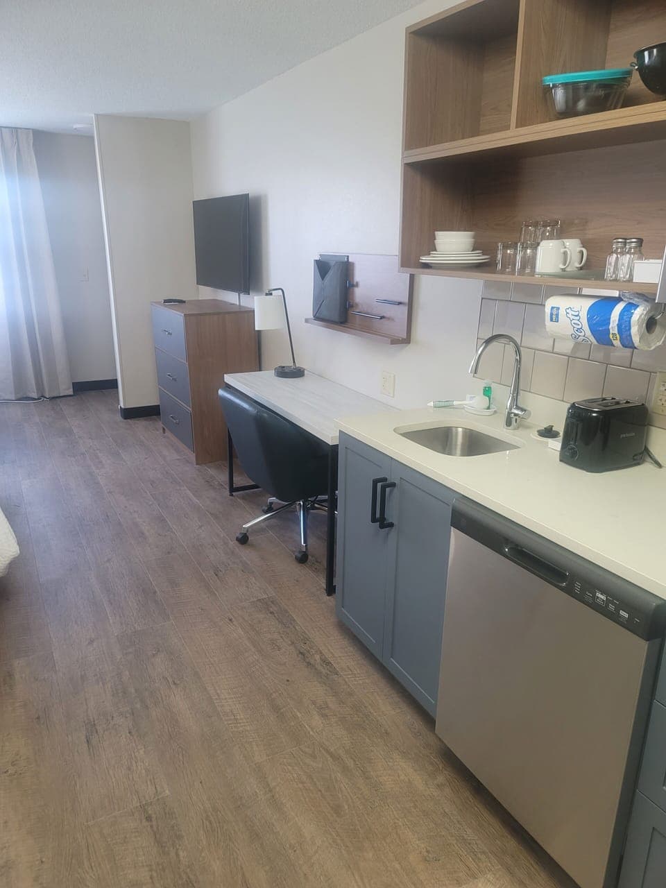 Full-size fridge, microwave, stovetop, dishwasher