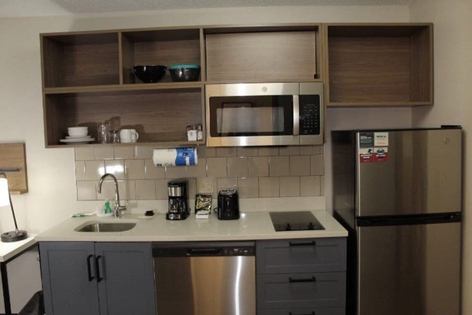 Full-size fridge, microwave, stovetop, dishwasher