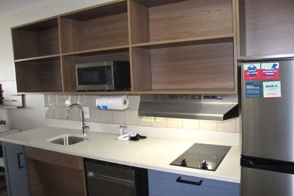 Full-size fridge, microwave, stovetop, dishwasher