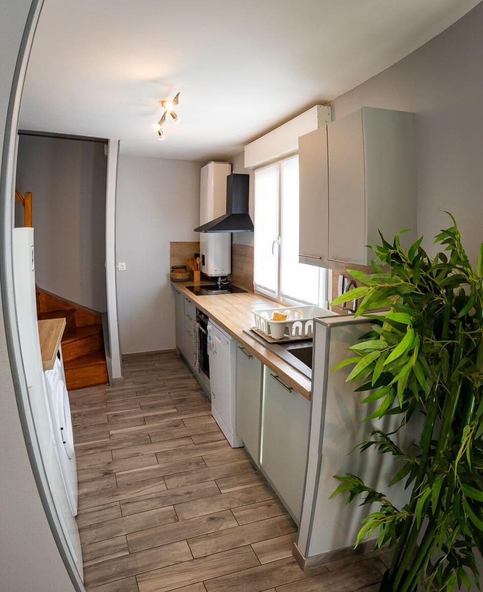 Standard Twin Room | Private kitchen | Shared fridge, microwave, electric kettle