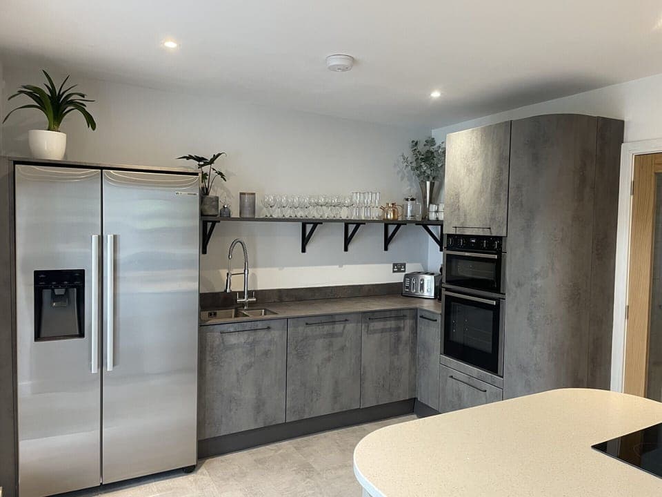 Double oven, dishwasher and American fridge freezer