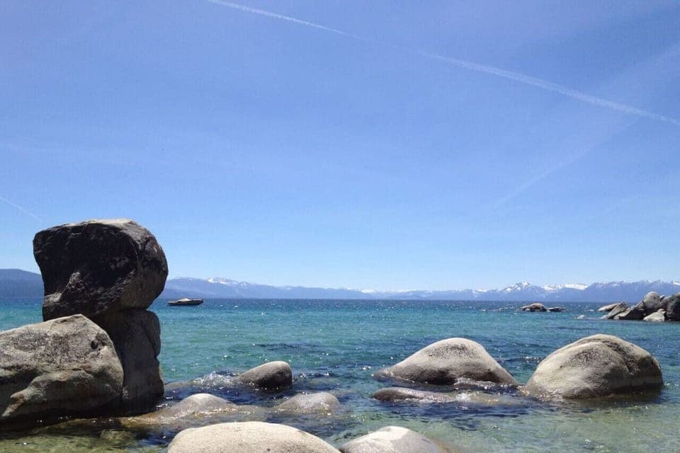 5 min walk to Speedboat beach!!