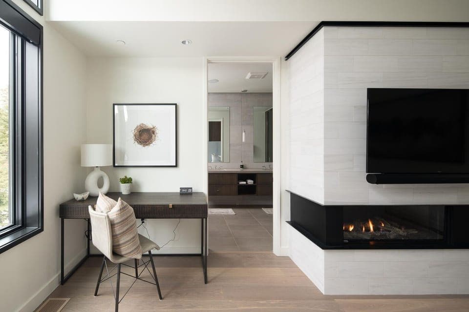 Indoors, Furniture, Living Room, Fireplace, Screen