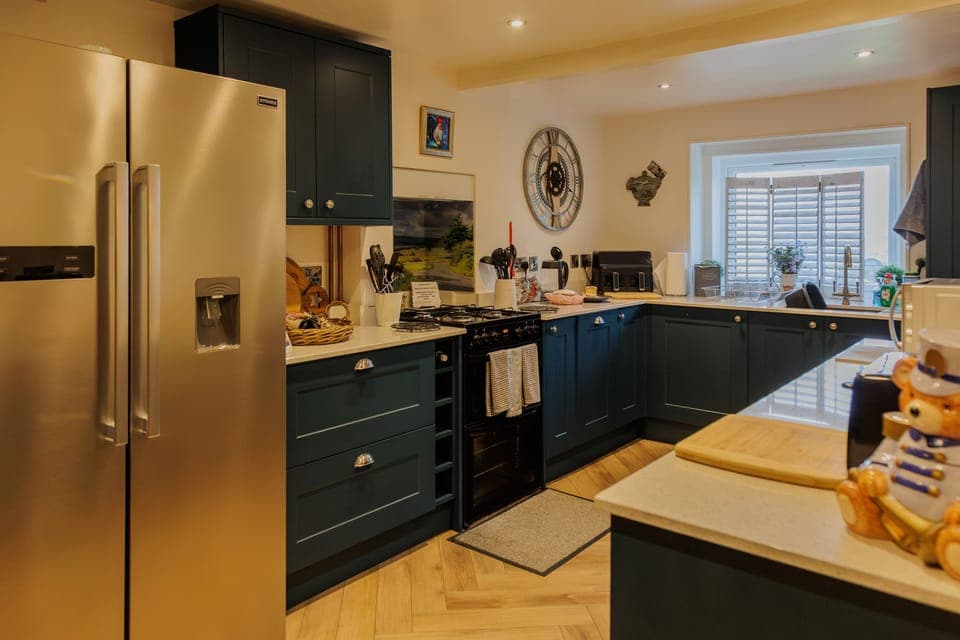 Cottage | Private kitchen | Fridge, dishwasher, electric kettle, toaster