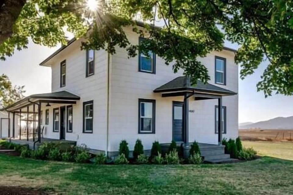 1912 Farmhouse with views of the Cascade Mountains