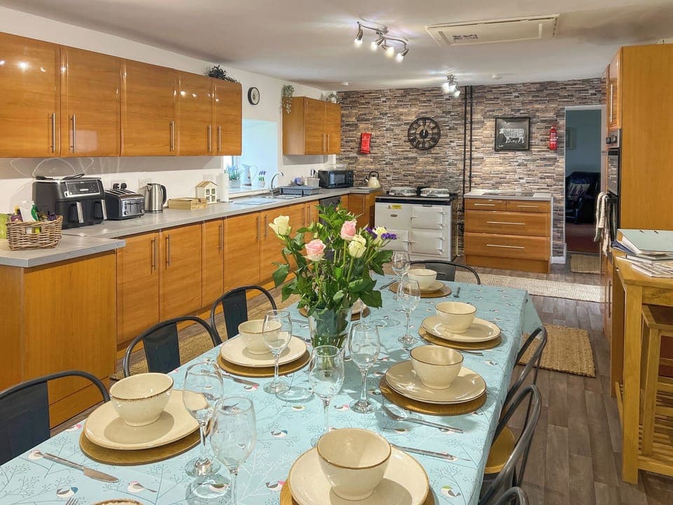 Kitchen | Muirston Farmhouse - Farmhouse Holidays, Cumnock