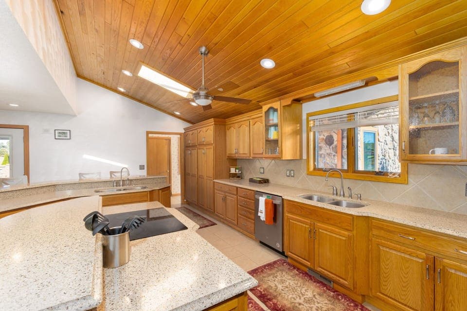 Spacious kitchen 