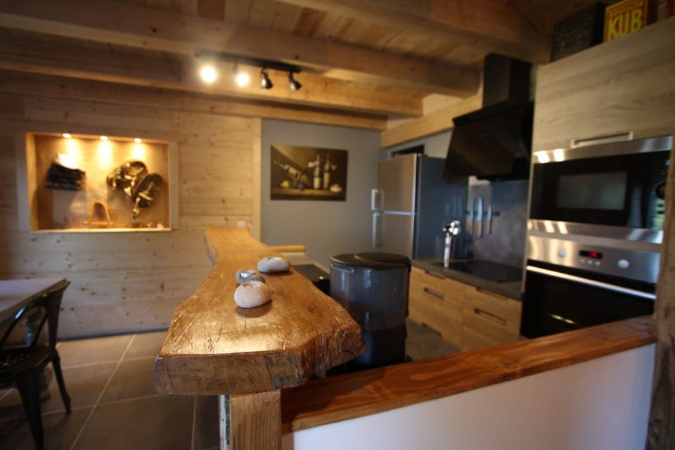 Deluxe Cottage, Ensuite, Mountain View (Gîte 6 personnes) | Private kitchen | Full-size fridge, microwave, oven, stovetop