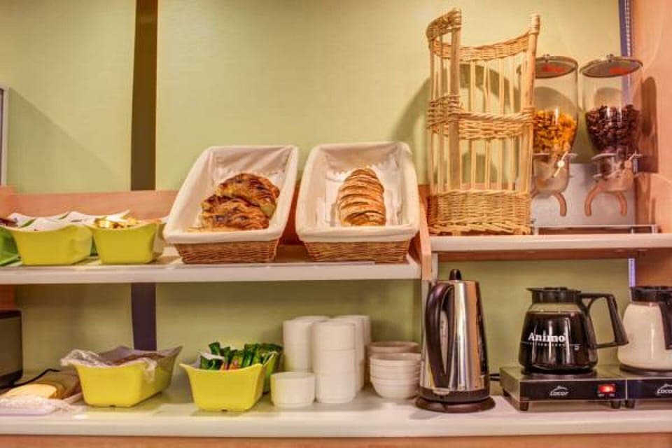 Daily buffet breakfast (EUR 9.50 per person)