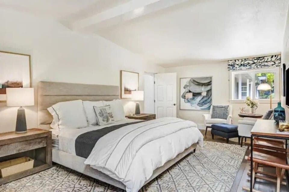 Primary bedroom w/king bed