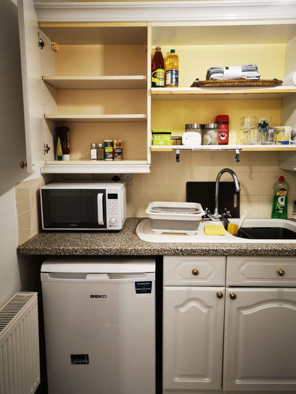 Kitchenette - tea/coffee/condiments/cleaning product/cutlery

