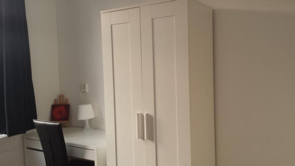 7 Person Room | Living area | 40-inch flat-screen TV with cable channels, TV