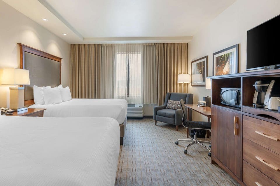 Premium bedding, in-room safe, desk, laptop workspace