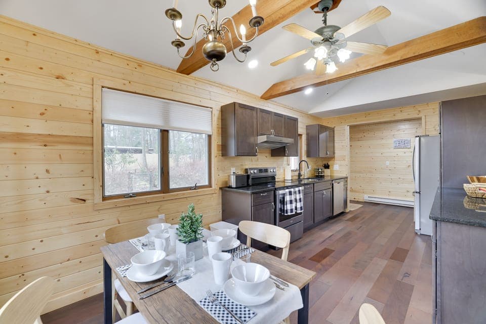Cozy kitchen dining table, which complements the 7-person dining table
