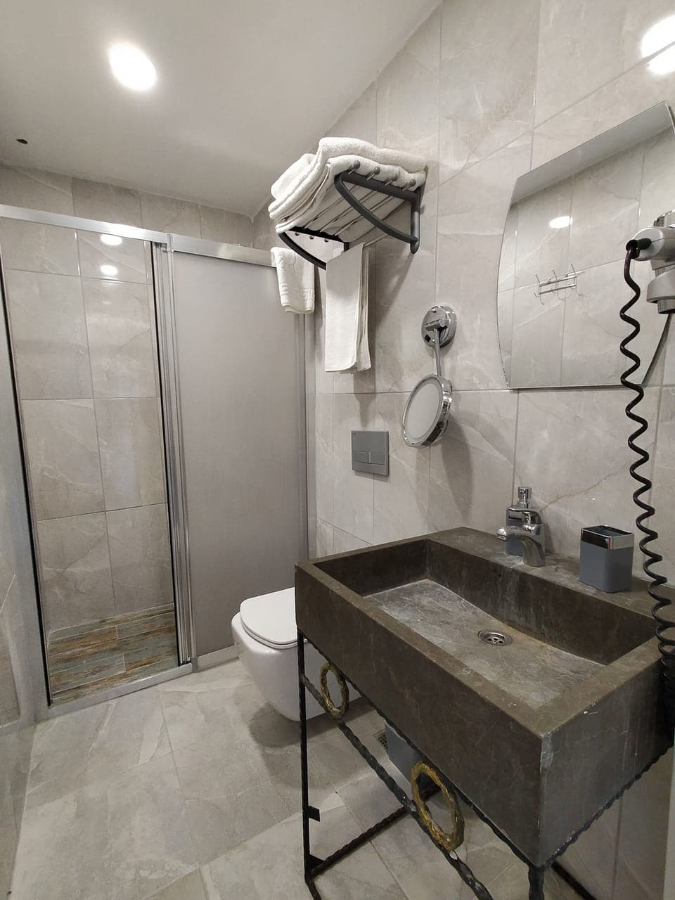 Shower, rainfall showerhead, free toiletries, hair dryer