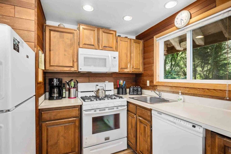 Cook delicious meals for breakfast, lunch, and dinner in this fully equipped kitchen. We suggest grabbing some seafood from a local market.