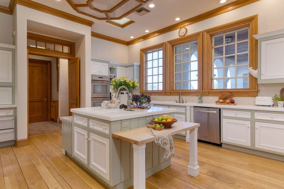 Fully equipped chef's kitchen.