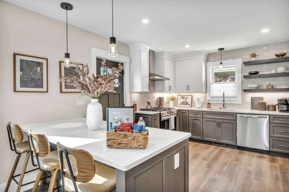 Sleek & Functional Kitchen!
Modern design meets comfort in this fully equipped kitchen—ideal for hosting or casual dining.