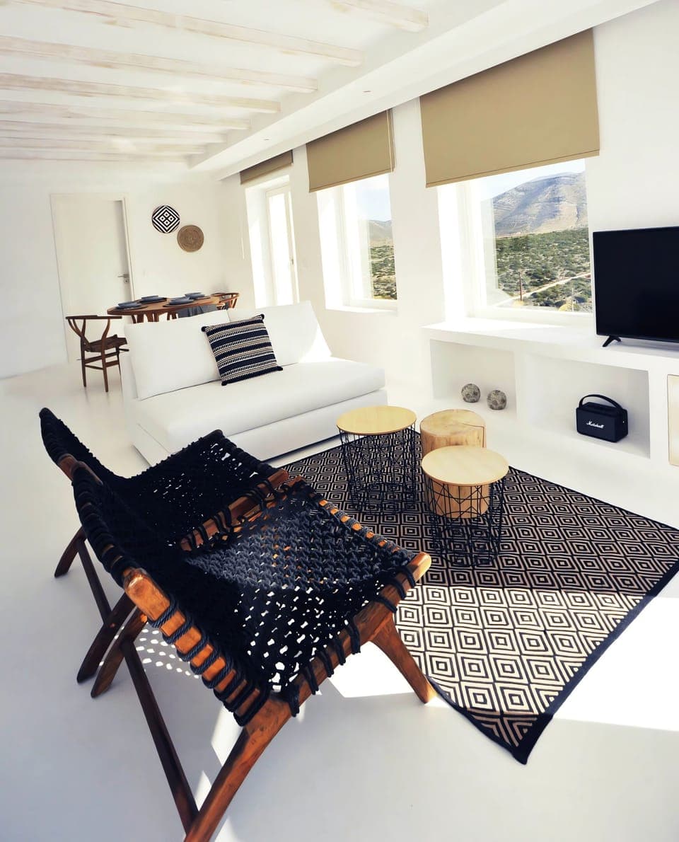 Panoramic Suite | Living area | 45-inch flat-screen TV with satellite channels, Netflix