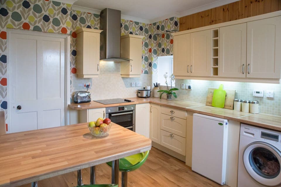 Cottage, 3 Bedrooms | Private kitchen | Fridge, microwave, dishwasher, coffee/tea maker