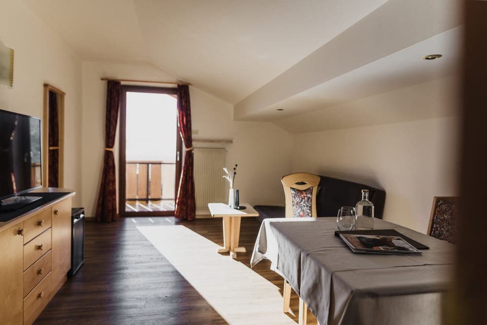 Superior Suite | Living area | 43-inch flat-screen TV with satellite channels