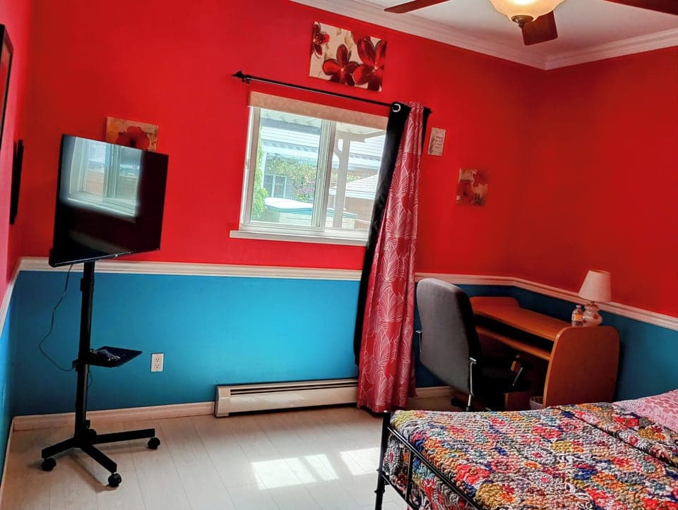 1 Queen bed for group of 2 registered Guest.