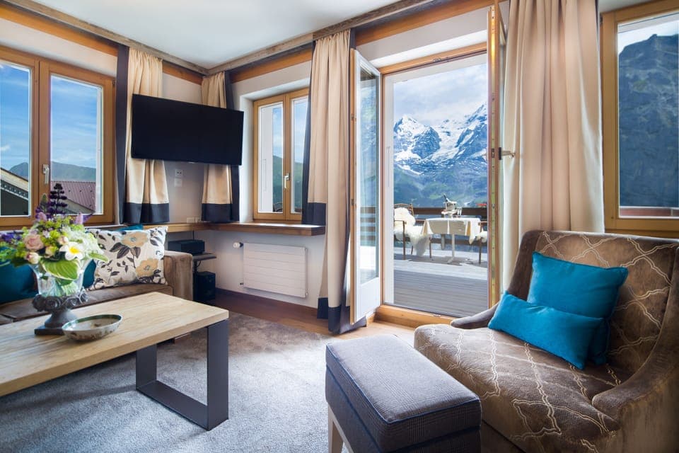 One bedroom Suite with Eiger montain view | Living area | 30-inch flat-screen TV with cable channels