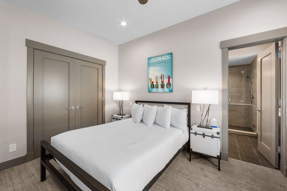 Third guest bedroom with queen bed and flatscreen TV.