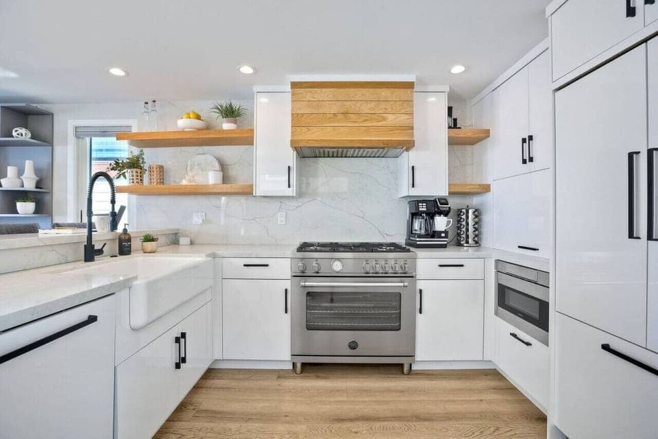 KITCHEN – Modern, fully equipped kitchen with stainless steel appliances and spacious countertops, stocked with everything needed for cooking, dining, and entertaining during your Mission Beach vacation.