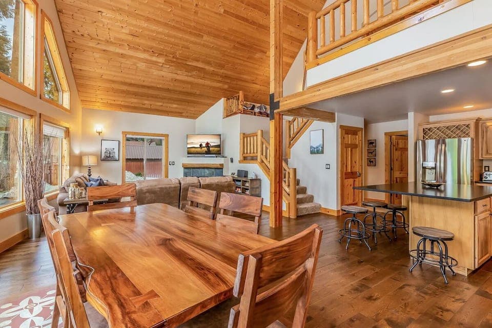 Dining area 6 person table and 4 stools at kitchen island
