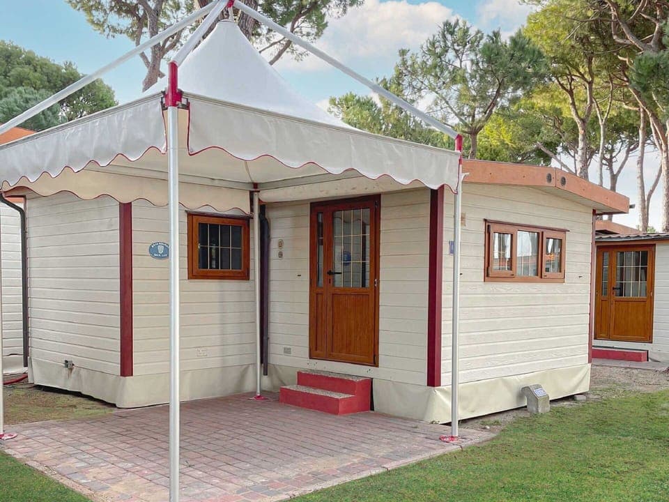 Sky, Table, Daytime, Furniture, Property, Cloud, Nature, Chair, Building, Outdoor Furniture