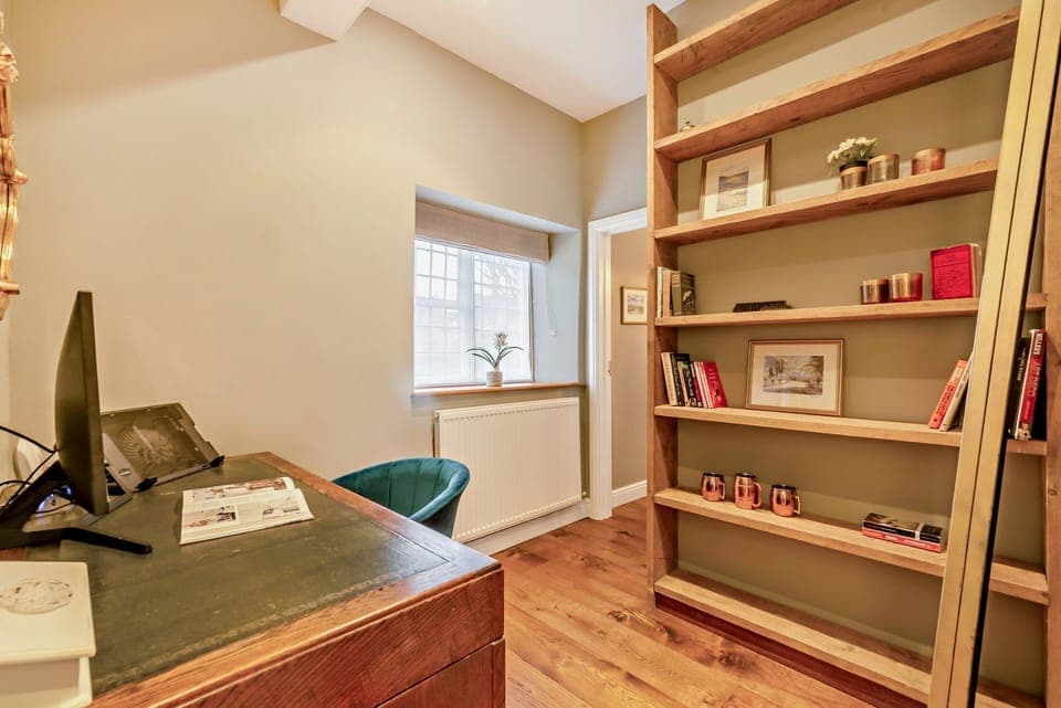Rex Cottage Study - StayCotswold