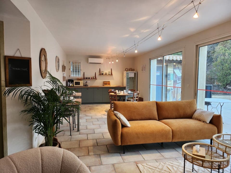 81-cm flat-screen TV with digital channels