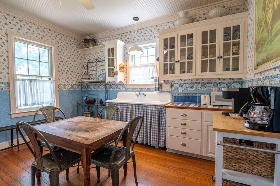 Kitchen and dining area.