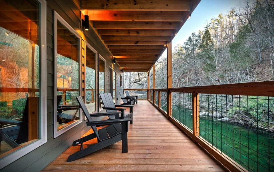 Enjoy a fabulous time with friends and family on the cabin's two multi spacious decks overlooking the river below. Bonus points: comes with the sound of nature and the calming sounds of rushing water😊