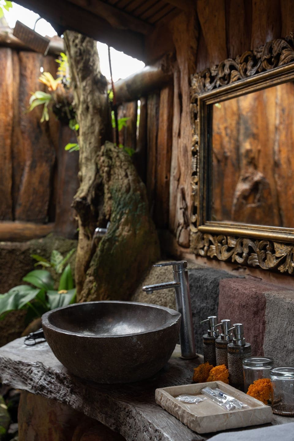 Basic Room | Bathroom | Separate tub and shower, rainfall showerhead, free toiletries