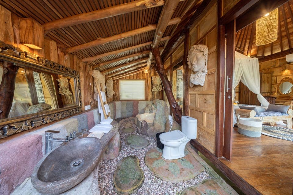 Basic Room | Bathroom | Separate tub and shower, rainfall showerhead, free toiletries