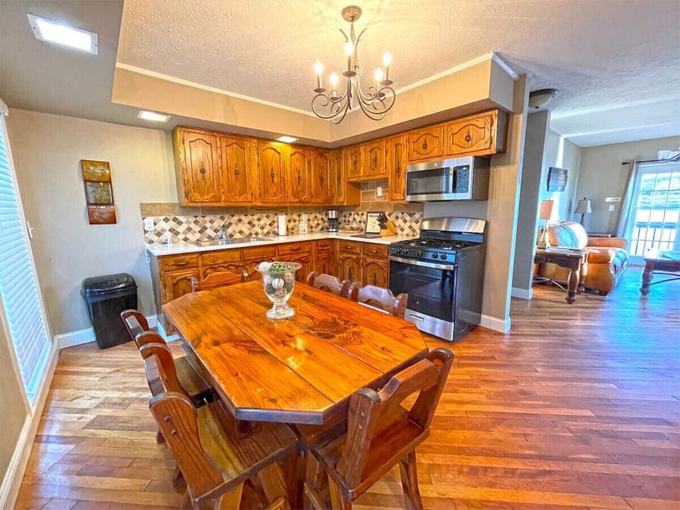 fully stocked dine in kitchen