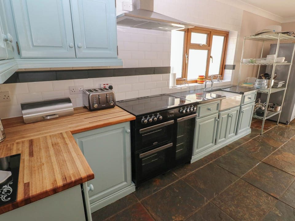Cottage | Private kitchen | Fridge, dishwasher, cookware/dishes/utensils