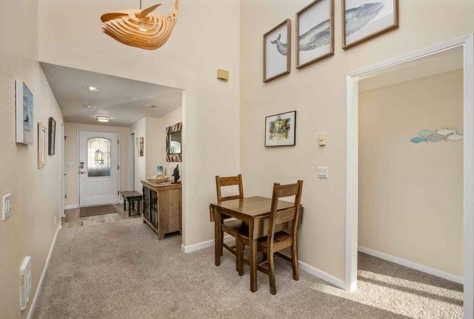 "Very nice and extremely clean. We particularly enjoyed the amazing beach views and relaxing in the hot tub after exploring the coast." - Kimberley