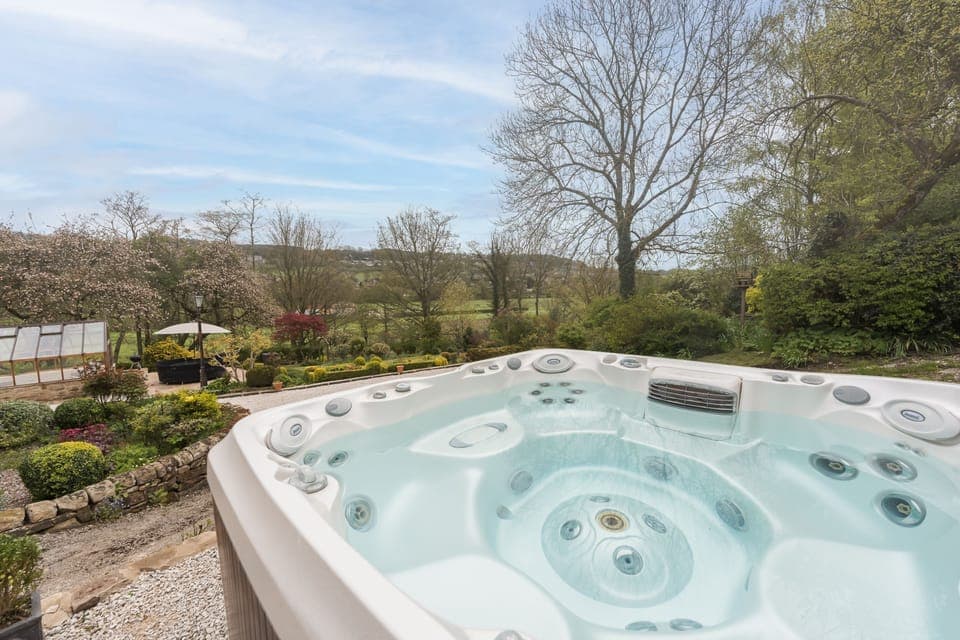 8 seater jacuzzi hot tub with beautiful views